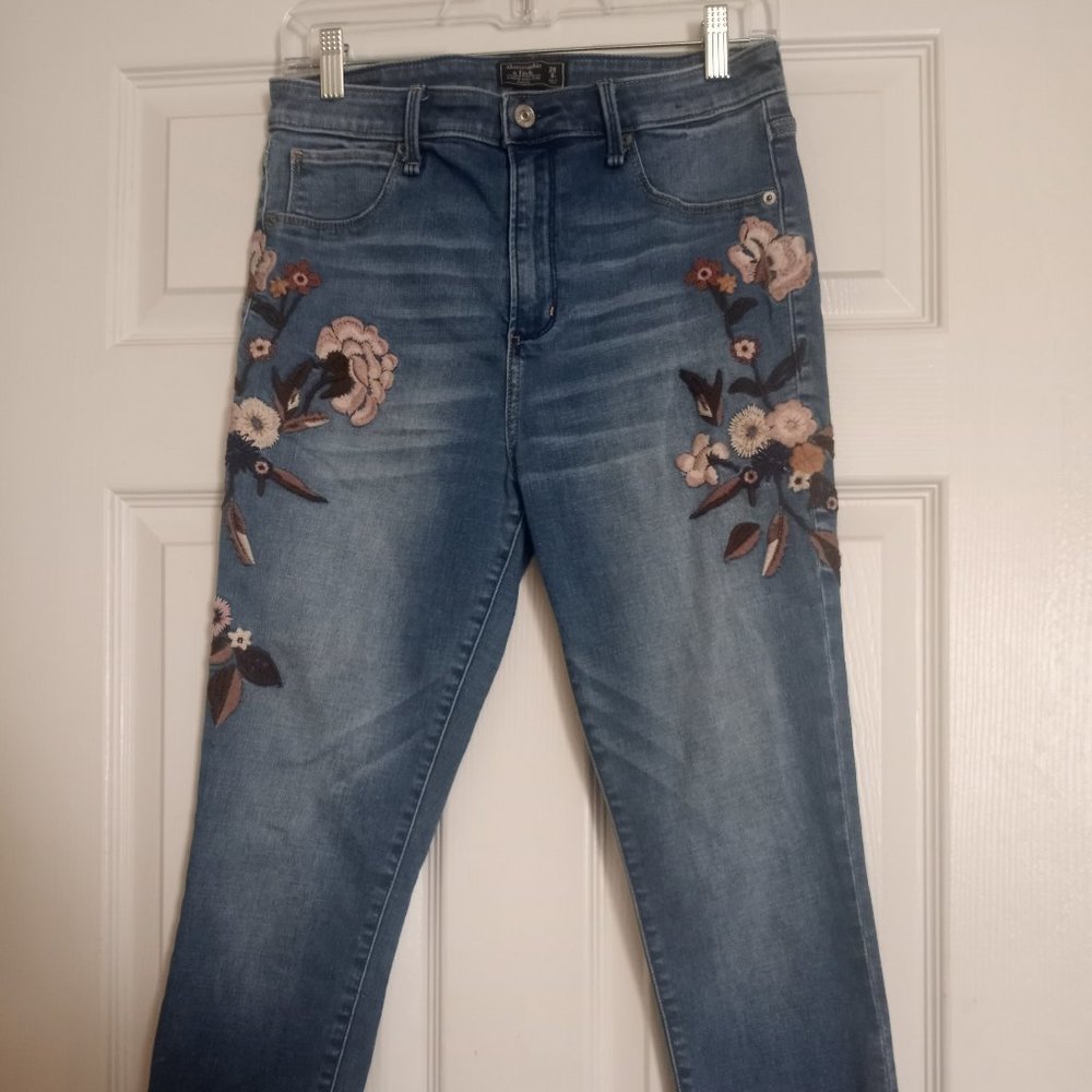 Abercrombie & Fitch  Embroidered Ankle Jeans/ Simone high rise ankle size 29/8s